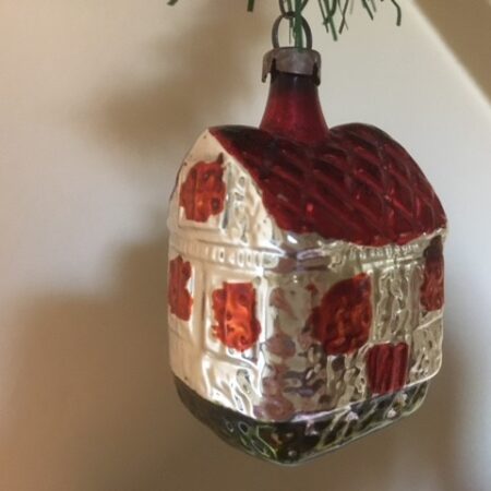 Antiek huis van dun geblazen glas in rood en groen 1e kwart 1900