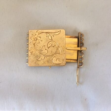 Groot 7-rijig 14 kt. geelgouden handgemaakt bakslot met florale handgravure