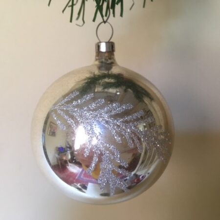Oude kerstbal van dun geblazen glas in zilver met zilveren dennentak 1970 (roze)