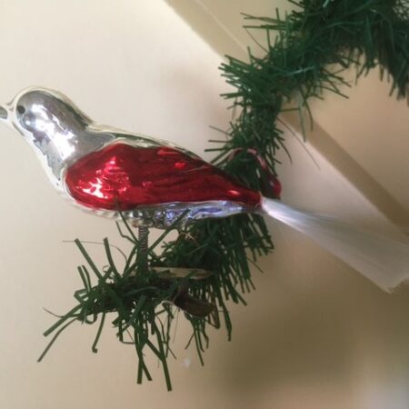 Antieke oude vogel van dun geblazen glas in zilver en rood midden 1900