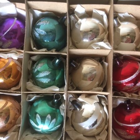 Doos met 12 antieke kleine ballen van dun geblazen glas in kleuren 1e kwart 1900