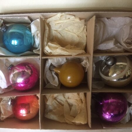 Doosje met 6 antieke mini kerstballen van dun geblazen glas rond 1900