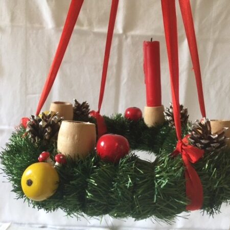 Oude antieke adventskrans voor 4 kaarsen met fruit van was 1e helft 1900