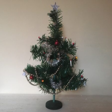 Oude retro mini kerstboom met versiering midden 1900