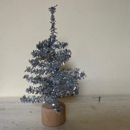 Mini tinsel kerstboom in zilver midden 1900