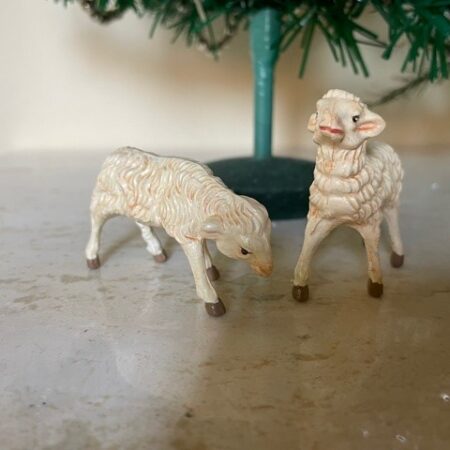 2 lieve witte schaapjes uit Italy van early plastics uit de sixty's