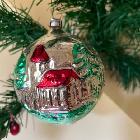 Oude antieke kerstbal in rood en groen van dun geblazen glas met kerk in hoog relief 1e helft 1900