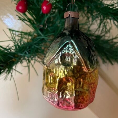 Antieke kerstbal een huis van dun geblazen glas in groen, geel en rood 1e helft 1900