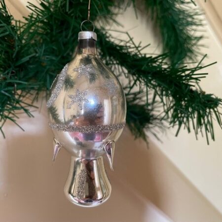 Oude space age kerstbal van dun geblazen glas in zilver 2e helft vorige eeuw