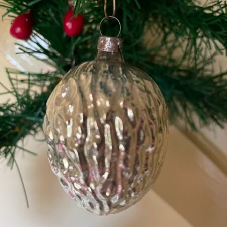 Oude antieke kerstbal een walnoot van dun geblazen glas in zilver 1e kwart 1900