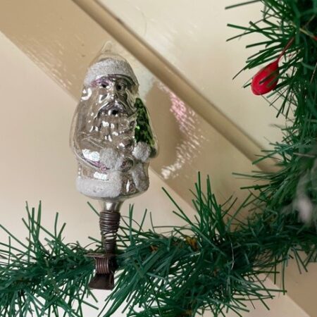 Oude, antieke kerstman van dun geblazen glas in zilver op veer of klem midden 1900