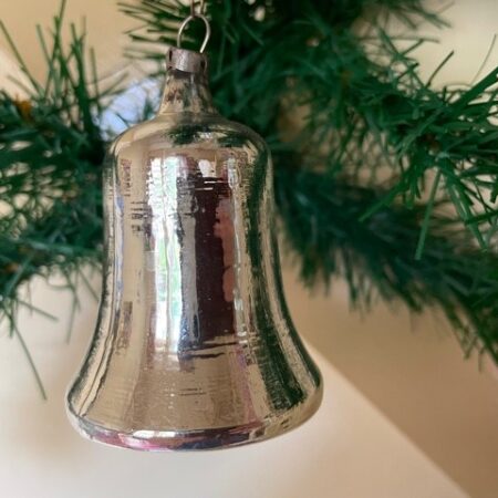 Antieke oude kerstklok van dun geblazen glas in zilver midden 1900