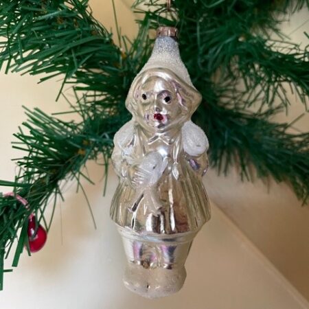Oude, flinke kerstbal een meisje met popje van dun geblazen glas in zilver midden 1900