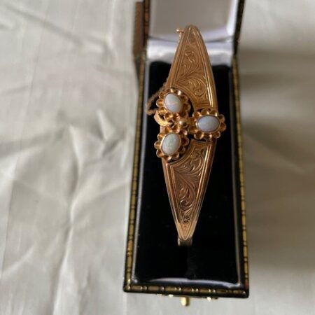 14 kt. geelgouden stijve of slaven armband met 3 opalen