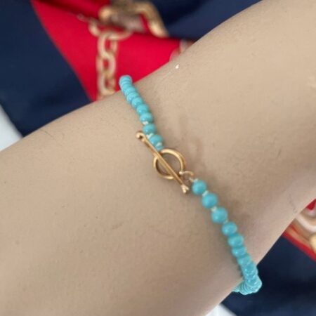Antieke armband met turkoois kleurige glaskralen aan 14 kt. gouden kapittelstok