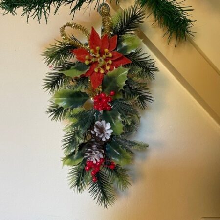 Retro, oud groot Kerst ornament in groen en rood jaren 1950