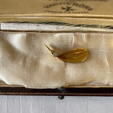 Grote 14 kt. hanger of bedel een blad met diamant van 0.06 ct. uit de seventies