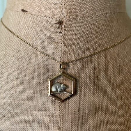 Antieke 14 kt. gouden 3d hanger een hamster, muis of marmot met voerbak aan collier