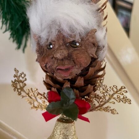 Oude, grote dennenappel gnoom met gezicht van masse voor de kerstboom 1960