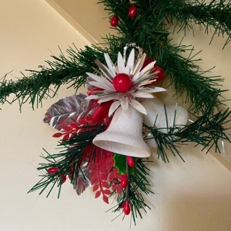 Oud, antiek Kerst ornament midden 1900 in zilver, groen, rood en wit