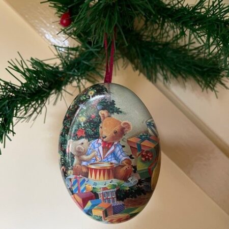 Metalen candybox met voorstelling voor in de kerstboom 1970