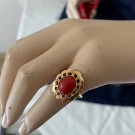 Vintage 14 kt. geelgouden ring met bloedkoraal