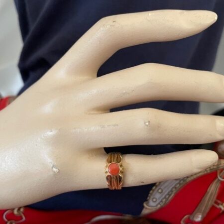 Antieke14 kt. geelgouden pinkring met bloedkoraal