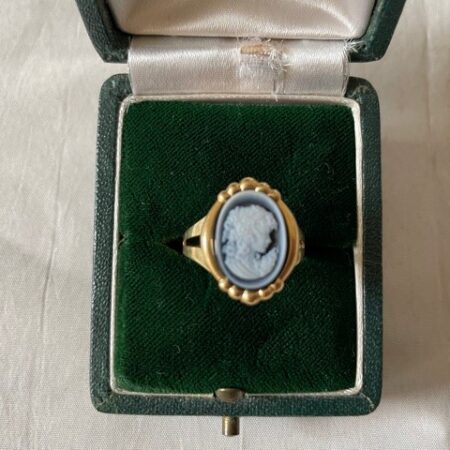 Vintage 14 kt. geelgouden ring met een camee van agaat in blauw en wit