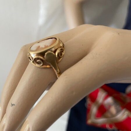 Vintage 14 kt. handgemaakte geelgouden ring met camee