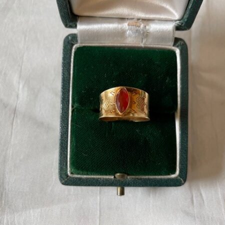 14 kt. geelgouden vintage band ring met carneool en gravering van harten