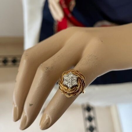 18 kt. gouden dome ring met 0,80 ct. briljant geslepen diamant van  Georg Lauer 1960