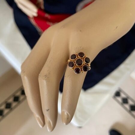 Antieke 14 kt. geel en rose gouden ring met 7 x granaat