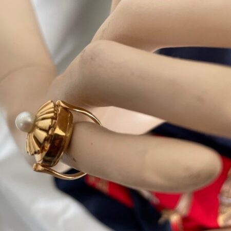 18 kt. geelgouden horloge ring van Onger met parel op deksel 1950