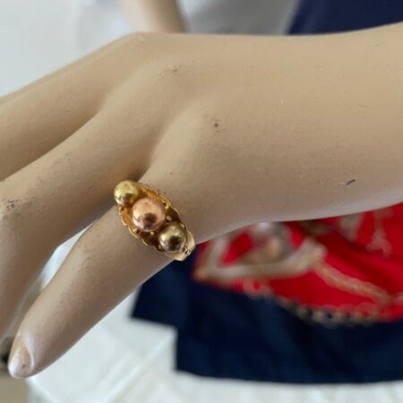 Vintage ring van 14kt.  geel en rosegoud met 3 bollen