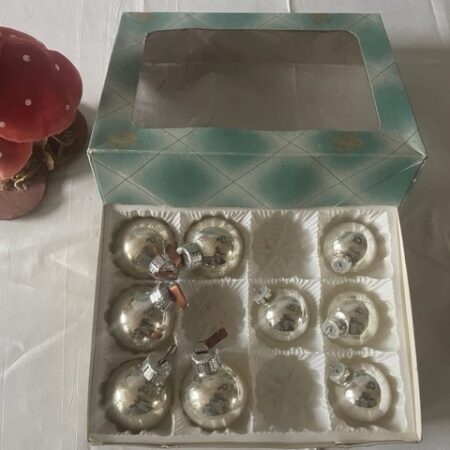 Doos met 9 kleine kerstballen van dun geblazen glas in zilver midden 1900