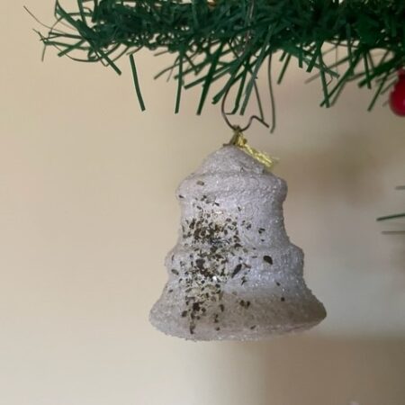 Antieke kerstklok van watten gedecoreerd met gruis van mica begin 1900