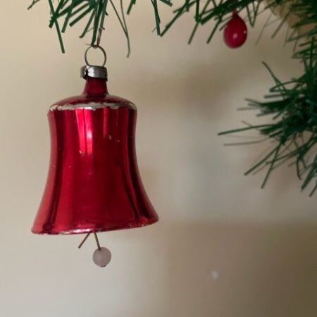 Antieke oude mini kerstklok met klepel van dun geblazen glas in rood 1e kwart 1900