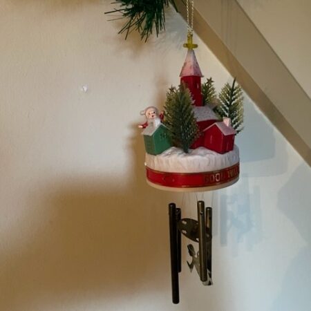 Bijzondere retro wind chimes met plastic kerk dorp en kerstman in groen, rood en wit uit de fifty's-sixty's