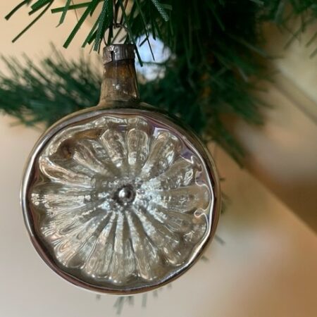 Antieke oude reflex, deuk of krater kerstbal van dun geblazen glas in zilver 1e helft 1900