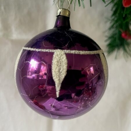 Antieke kerstbal van dun geblazen glas in paars met tranen van glasgruis en witte verf 1e helft 1900