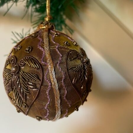 Vintage kerstbal van brokaat pailletten, gouddraad in bruin en goud
