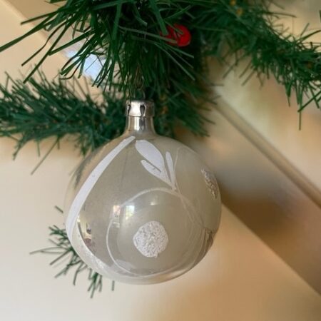 Antieke oude kerstbal van dun geblazen glas in zilver en wit 1e kwart 1900
