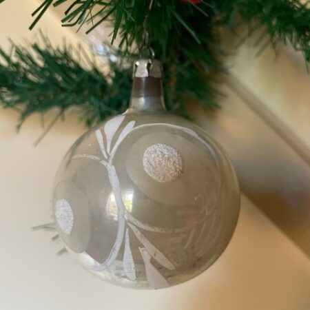 Antieke oude gepatineerde kerstbal van dun geblazen glas in zilver en wit 1e kwart 1900(ro)