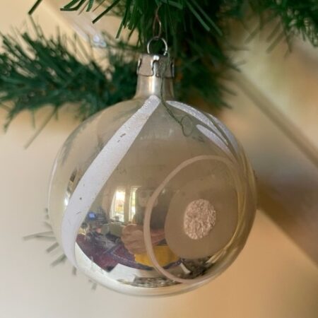 Antieke oude kerstbal van dun geblazen glas in zilver en witte decoratie 1e kwart 1900 (gr)