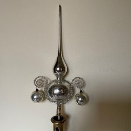 Antieke oude piek van dun geblazen glas in zilver met 2 ballen aan leonisch draad 1e helft 1900