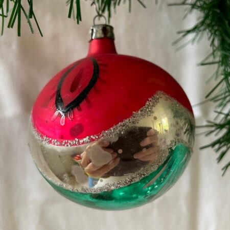Oude retro kerstbal met ogen van dun geblazen glas in rood en groen jaren 1960