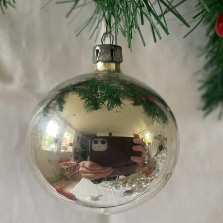 Oude, antieke kerstbal van dun geblazen glas in zilver midden vorige eeuw