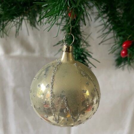 Oude antieke kerstbal van dun geblazen glas in zilver midden 1900
