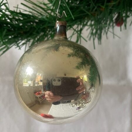 Antieke oude kerstbal van dun geblazen glas in zilver 1e helft 1900