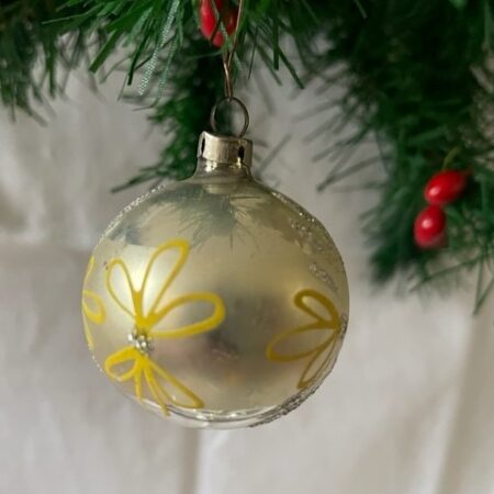 Oude antieke kerstbal van dun geblazen glas in zilver en geel midden 1900